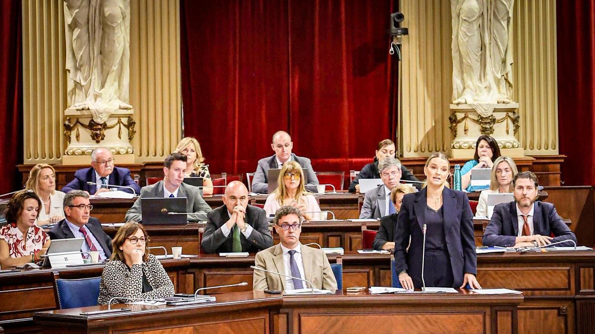 Marga Prohens, esta mañana en el pleno del Parlament.