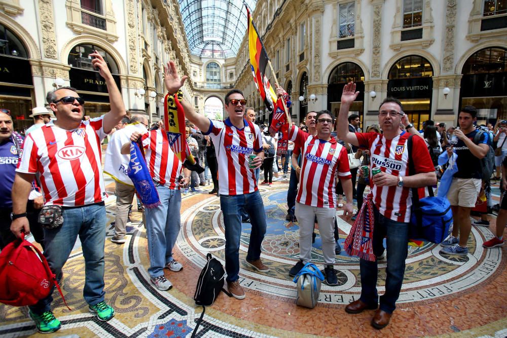 Las aficiones de Madrid y Atlético toman el centro de Milán en las horas previas al partido.