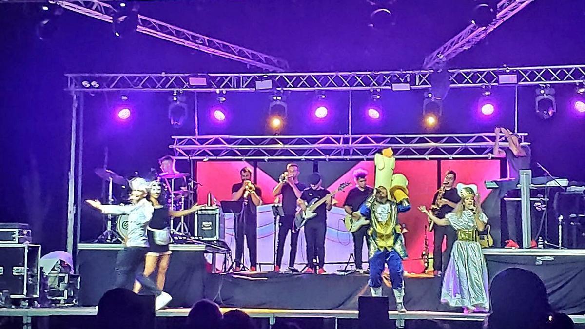 La orquesta Fórmula Show divirtió a las familias con su actuación y sus múltiples disfraces. |    