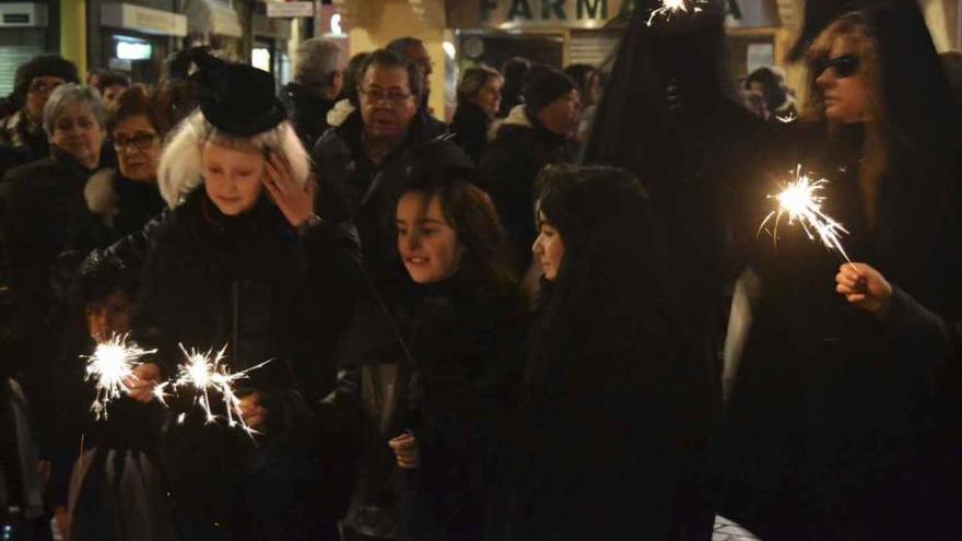 Encendido de bengalas con tono festivo.