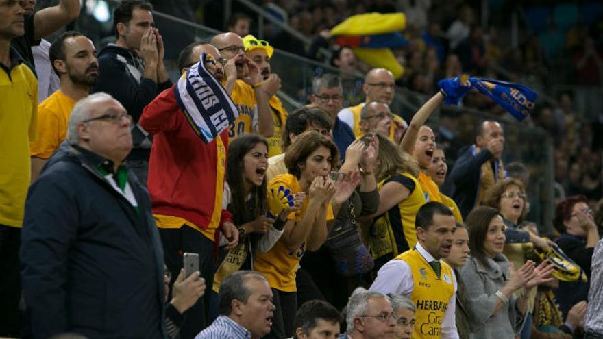 Decenas de aficionados isleños hicieron rugir el Gran Canaria Arena ayer.