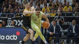 El base del Barça Thomas Satoransky (d) intenta superar al brasileño Marcelinho Huertas, del Laguna Tenerife, durante el partido de la liga ACB que Laguna Tenerife y Barça disputan este domingo en el Pabellón Santiago Martín de La Laguna (Tenerife).