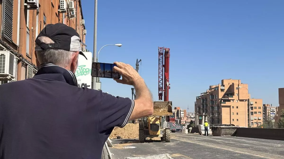 Descubrimos el personaje oculto que fotografía a diario las obras del soterramiento de la A-5 desde '@SeguimosObrasA5'