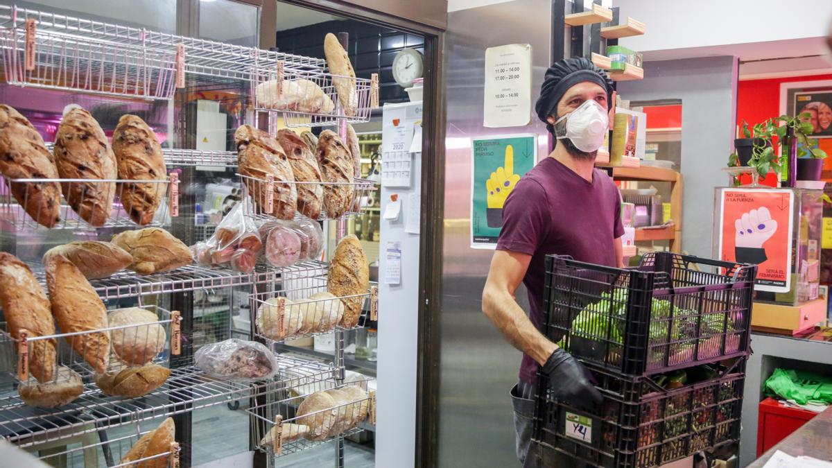 Archivo - Un trabajador de una panadería