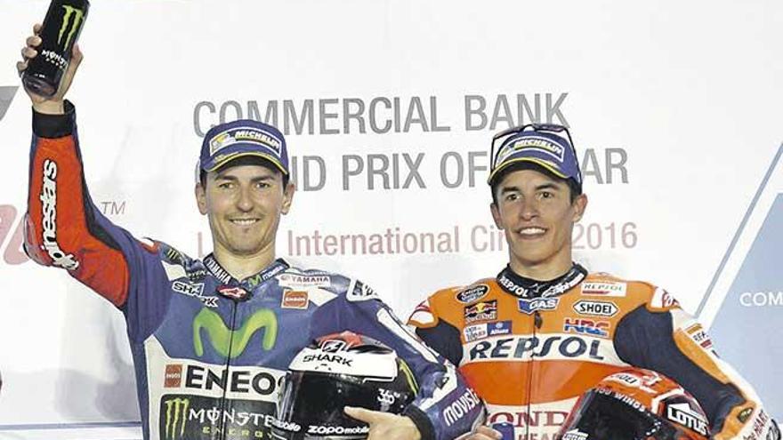 Lorenzo, en su etapa en Yamaha, en el podio junto a Márquez, con el mono de Honda Repsol.