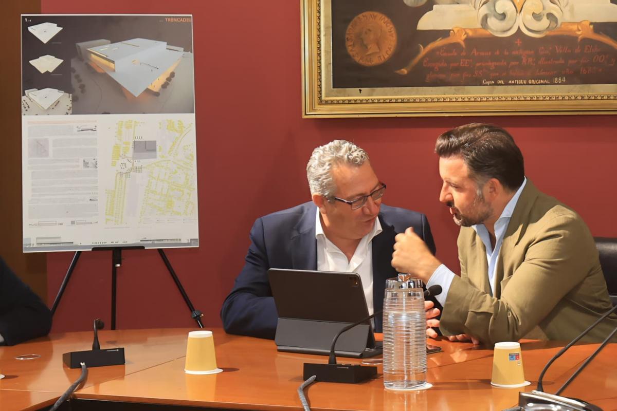 Toni Pérez y Pablo Ruz conversando antes del inicio de la comisión bilateral.