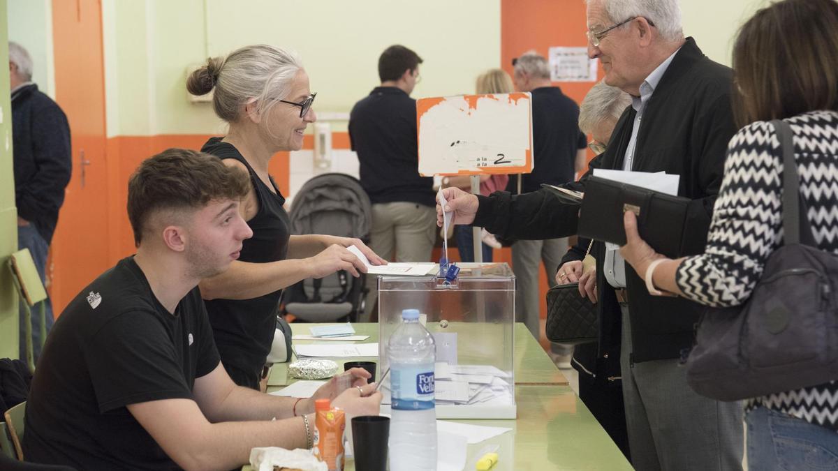 Dos votants durant les eleccions d'aquest 28-M a Manresa