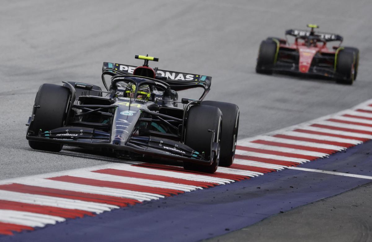 El Aston Martin vuela! Fernando Alonso lidera el primer día de  entrenamientos de la Fórmula 1 en Baréin