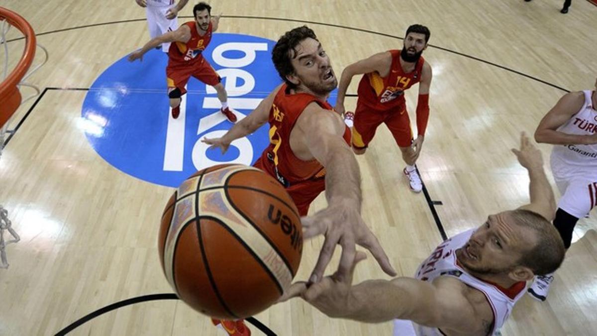 Pau Gasol trata de evitar la bandeja de Sinan Güler, durante el Turquía-España de la segunda jornada del Eurobásquet.