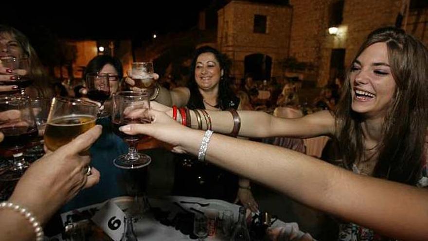 Las damas de la fiesta brindan en la cena del sábado.