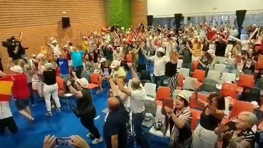 Los vecinos de El Palmar estallan de alegría tras la victoria de Carlos Alcaraz en Roland Garros
