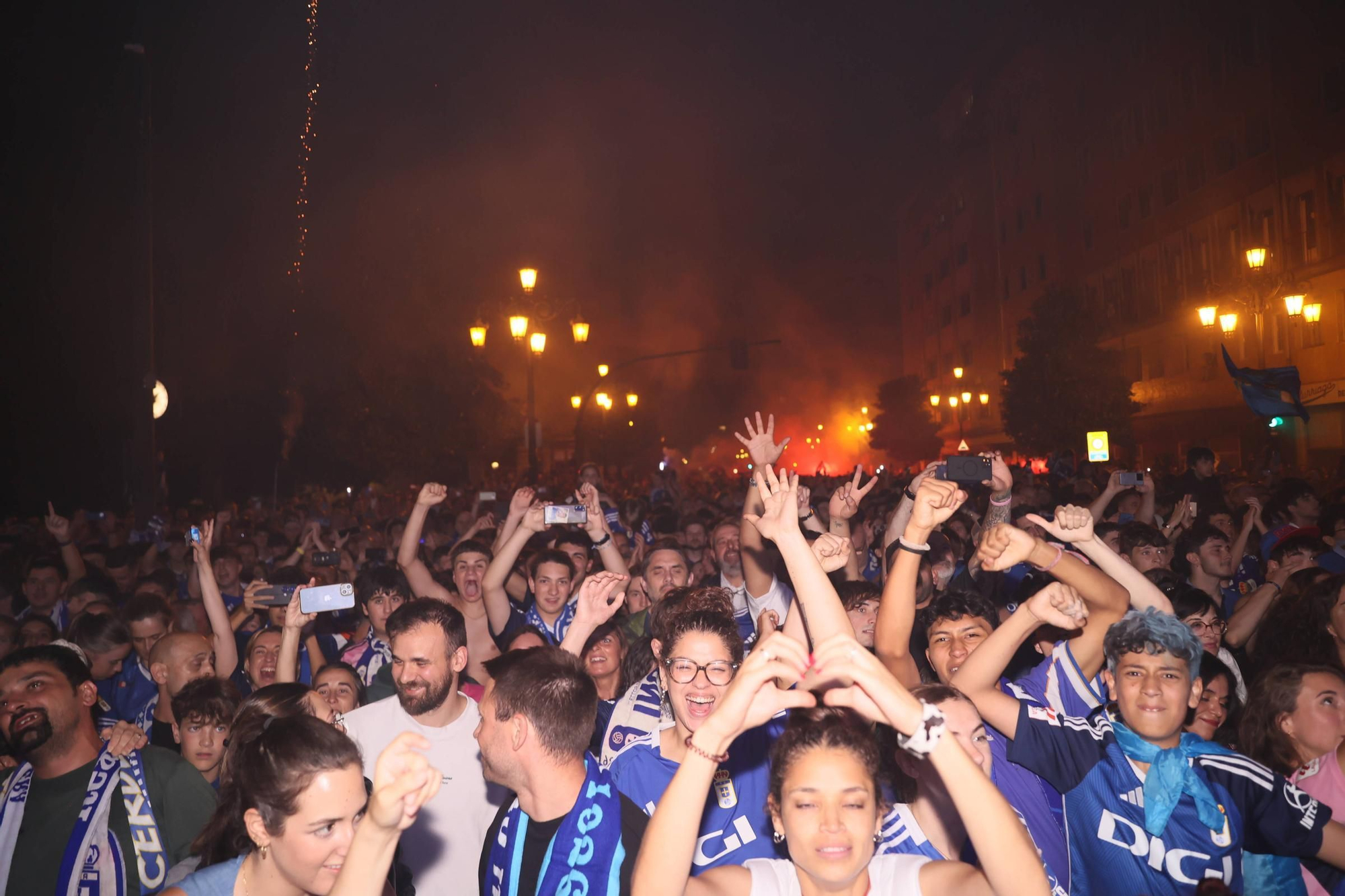 EN IMÁGENES | Así se celebró el ascenso del Oviedo a Primera: la afición estalla en una noche histórica
