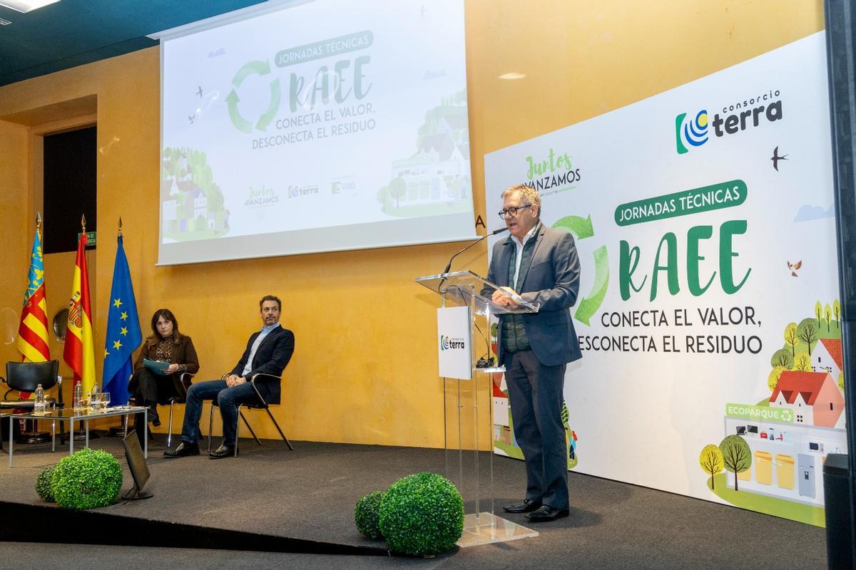 El presidente del Consorcio Terra y alcalde de Agost, Juanjo Castelló, resaltó la importancia de abordar el futuro de los RAEE a través de jornadas técnicas como la organizada en el MARQ.