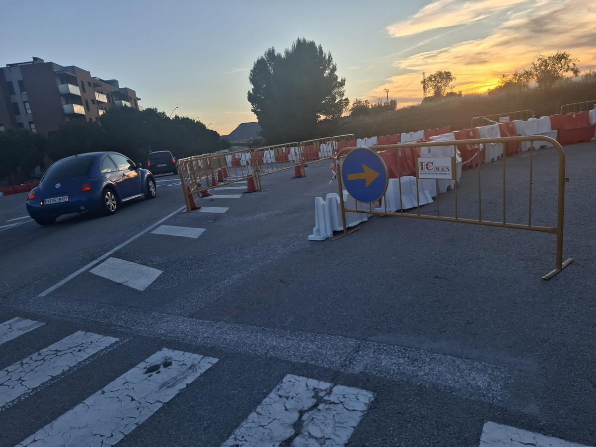Senyalització provisional a la sortida cap al parc de l'Agulla