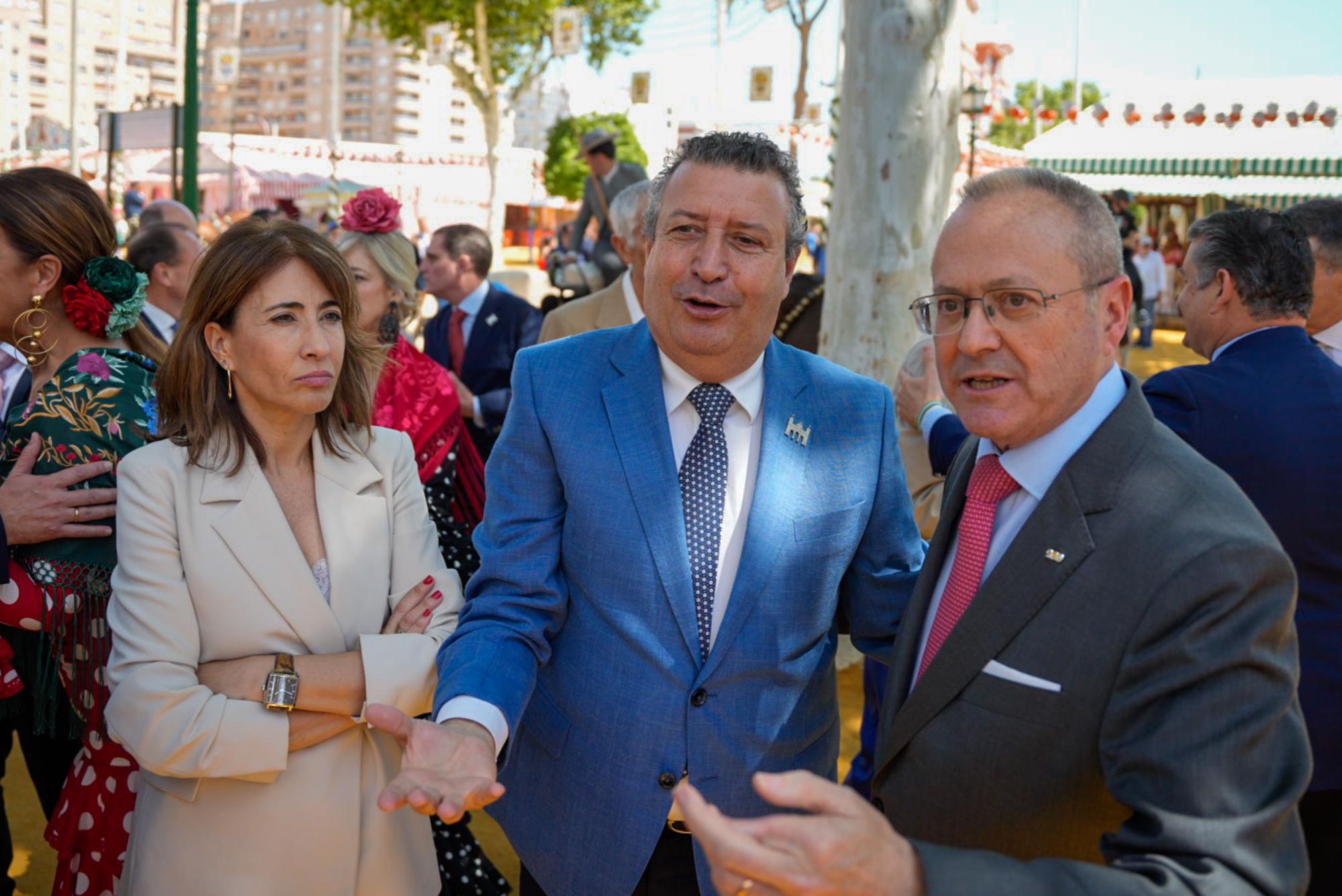 El presidente de la diputación de Sevilla, Javier Fernández (c) acompañado por la ex ministra, Raquel Sánchez (i) y el Jefe de Policía de Andalucía Occidental, Andrés Martín Garrido esperan a  una recepción, a 15 de abril de 2024, en Sevilla, Andalucía (España). Como cada año en la Feria de Abril se producen recepciones en las casetas de distinta índole, desde la recepción institucional de la Jefatura Superior de Policía Nacional de Andalucía Occidenta, La Autoridad Portuaria de Sevilla o  La Asociación de Empresarios del Sur de España, Cesur entre otras muchas. 15 ABRIL 2024 Joaquin Corchero / Europa Press 15/04/2024 / ANDRÉS MARTÍN;JAVIER FERNÁNDEZ;RAQUEL  SÁNCHEZ JIMÉNEZ;Joaquin Corchero;category_code_new;