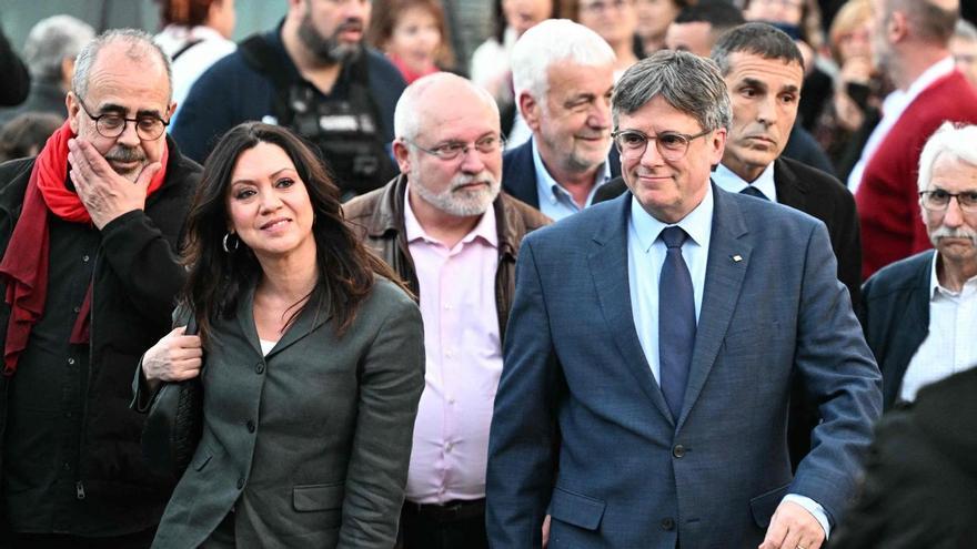 Llegada de Puigdemont al Ayuntamiento de Elna.