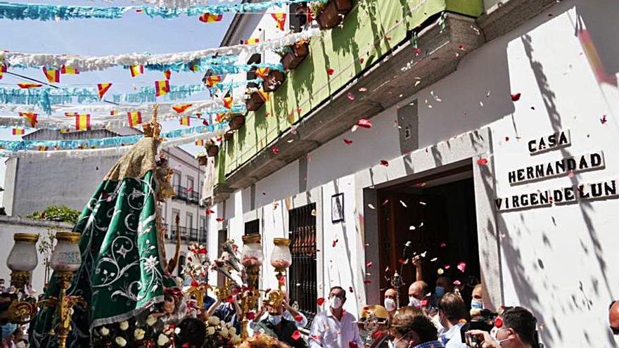 33 La Virgen de Luna, ante la nueva casa de hermandad.