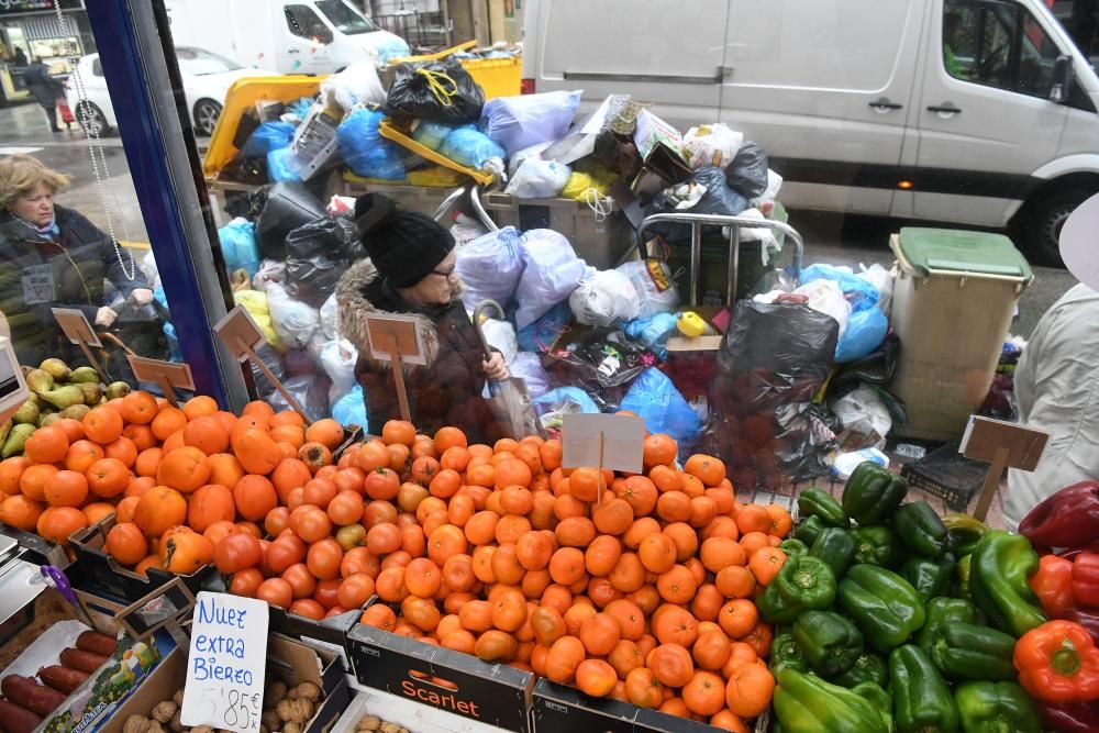 El servicio se ha reforzado esta mañana en la ronda de Nelle y el centro, donde se acumulan más residuos