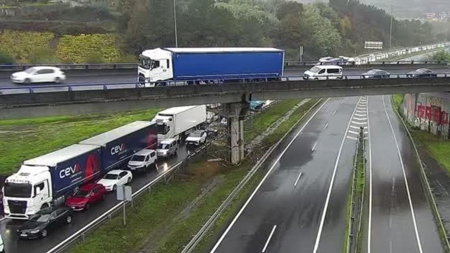 Dos heridos y nueve vehículos implicados en dos accidentes con 30 minutos de diferencia en la A-52 a las puertas de Ourense
