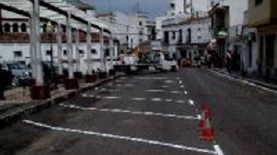 Comienza el pintado de la señalización vertical en la avenida Santa Ana y la plaza del Mercado