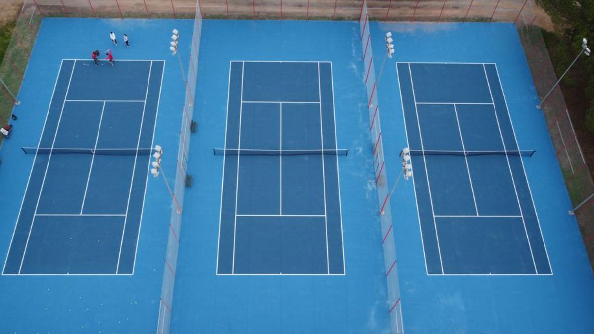 S’ha remodelat la superfície de les tres pistes de tennis | AJ. SANT JOAN