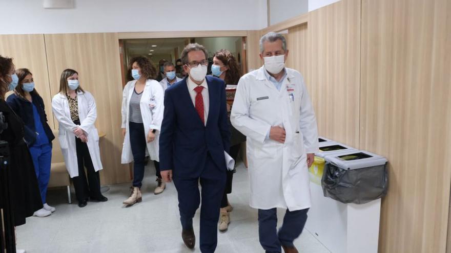 El conseller y el gerente del Hospital General de Elche. | AXEL ÁLVAREZ