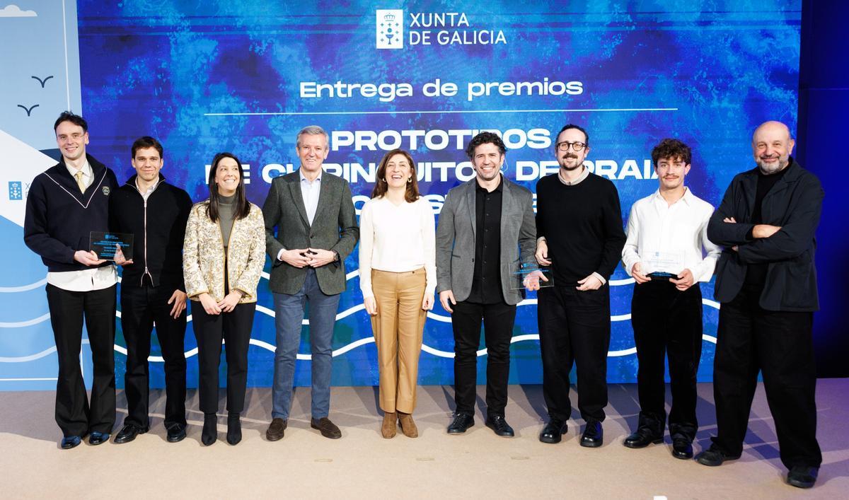 O presidente da Xunta, a conselleira e a alcaldesa cos galardoados no concurso de ideas.