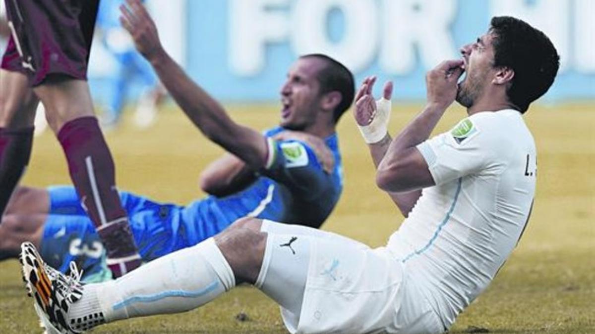 Chiellini se duele del hombro y Suárez, de sus dientes, tras morder al italiano.