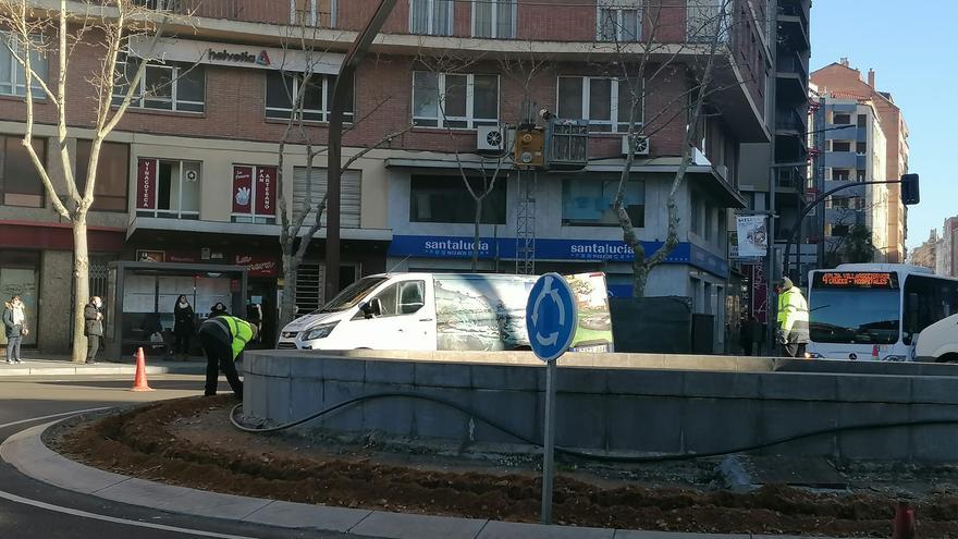 &quot;Lío&quot; de tráfico en la plaza de Alemania de Zamora por la remodelación de la fuente