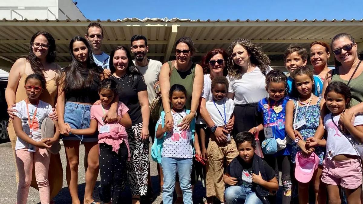 Familias extremeñas con algunos de los niños saharauis.