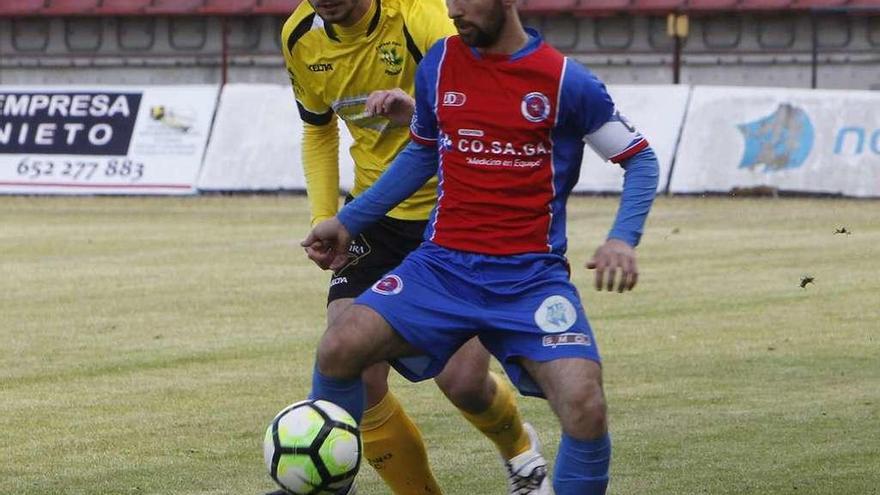 El unionista Xaco trata de controlar un balón, ayer en O Couto. // J. Regal