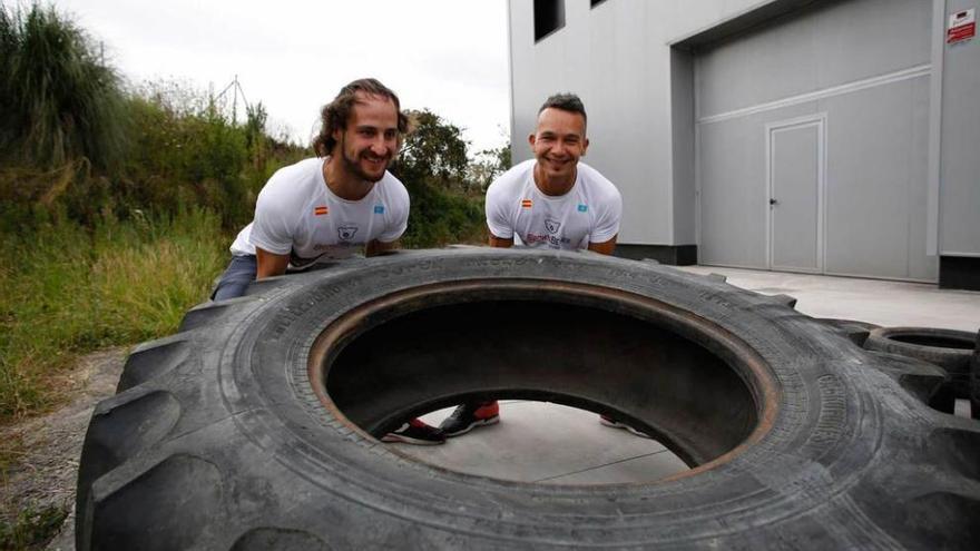 Fernández y Pérez, con un neumático.