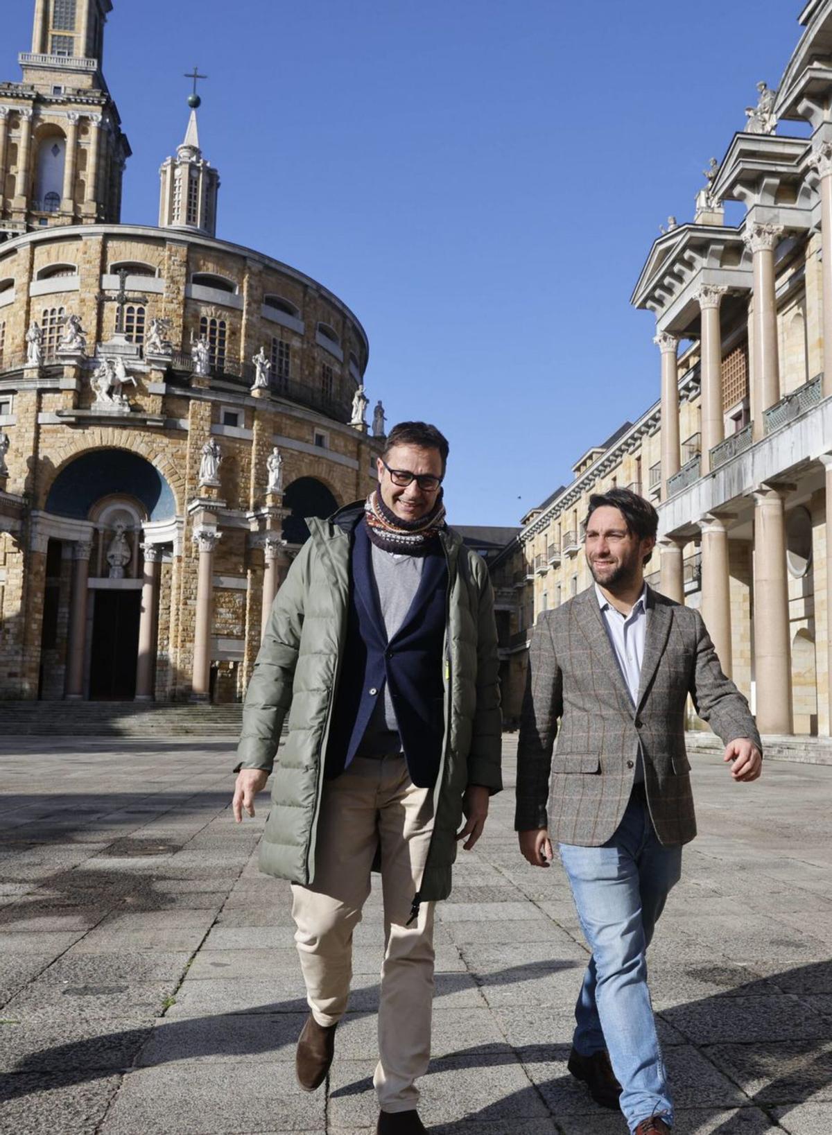 José Luis Costillas, a la izquierda, y Andrés Ruiz, ayer por la mañana, en el patio de la Universidad Laboral.  | MARCOS LEÓN