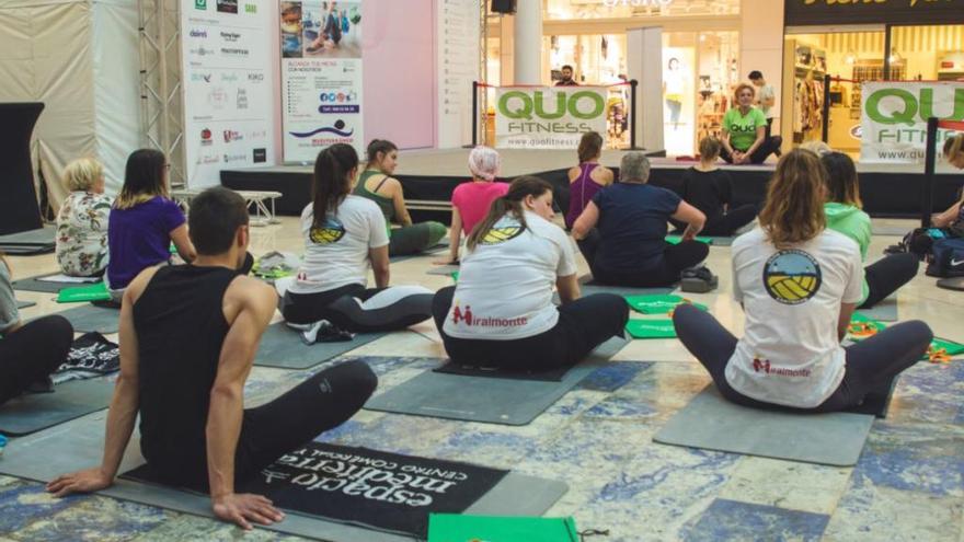 Los participantes abarrotaron la plaza de la Moda de la gran superficie.