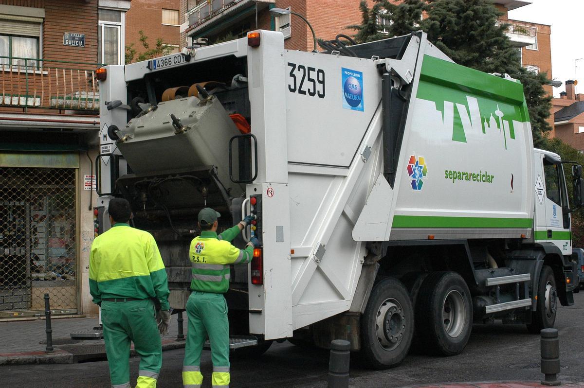 Trabajos de recogida de residuos urbanos. 