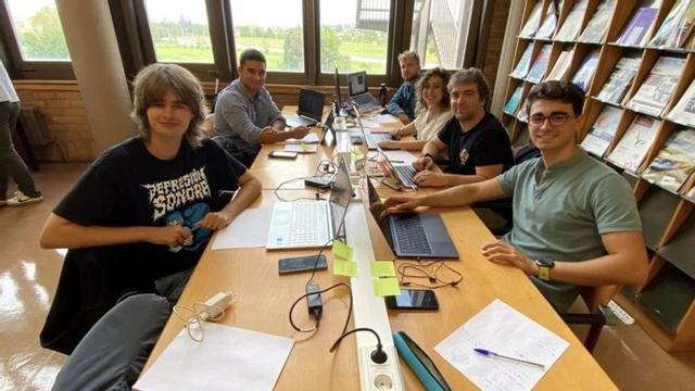 Por la izquierda, Daniel Piñera, Samuel Guerrero, Vladimir Cortac, Coral Izquierdo, Juan Ignacio Bousquet y Daniel Álvarez, trabajando en el proyecto de la aplicación sobre satélites que ha sido seleccionado entre los 40 mejores.