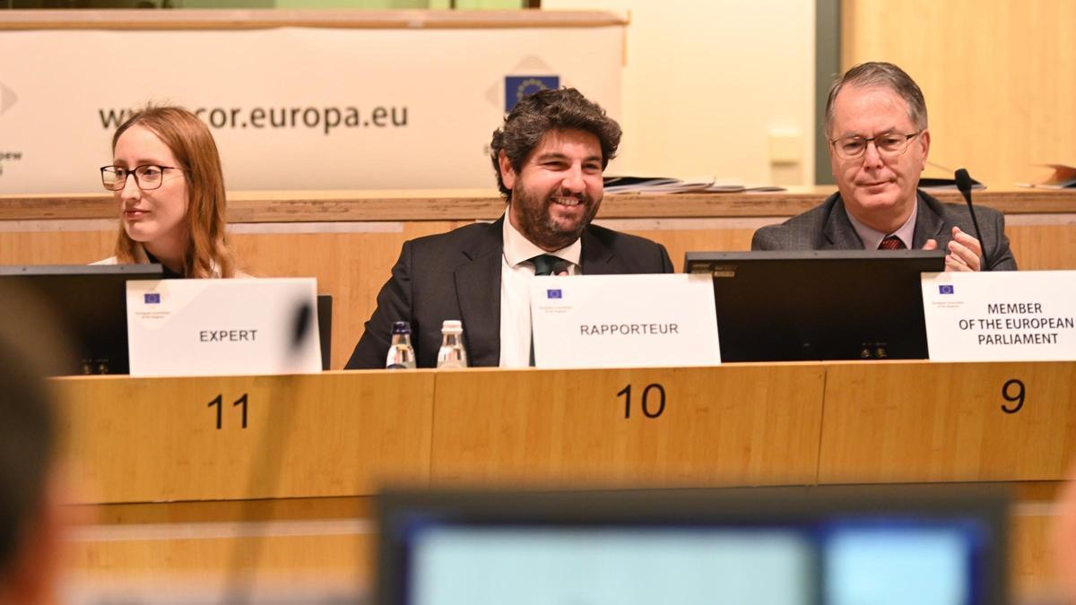 Fernando López Miras (c), antes de su intervención en el Comité de las Regiones, este miércoles.