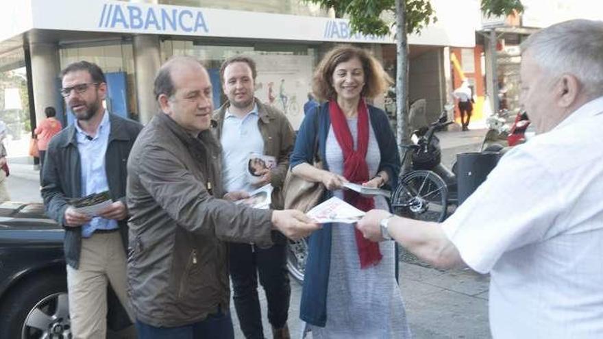 Leiceaga repartió propaganda electoral ayer en A Coruña.