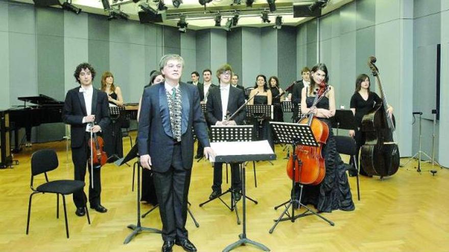 La Joven Orquesta de Cámara de la Escuela de la Fundación Príncipe, durante su actuación en el centro Schönberg de Viena, dirigida por Arturo Tamayo.