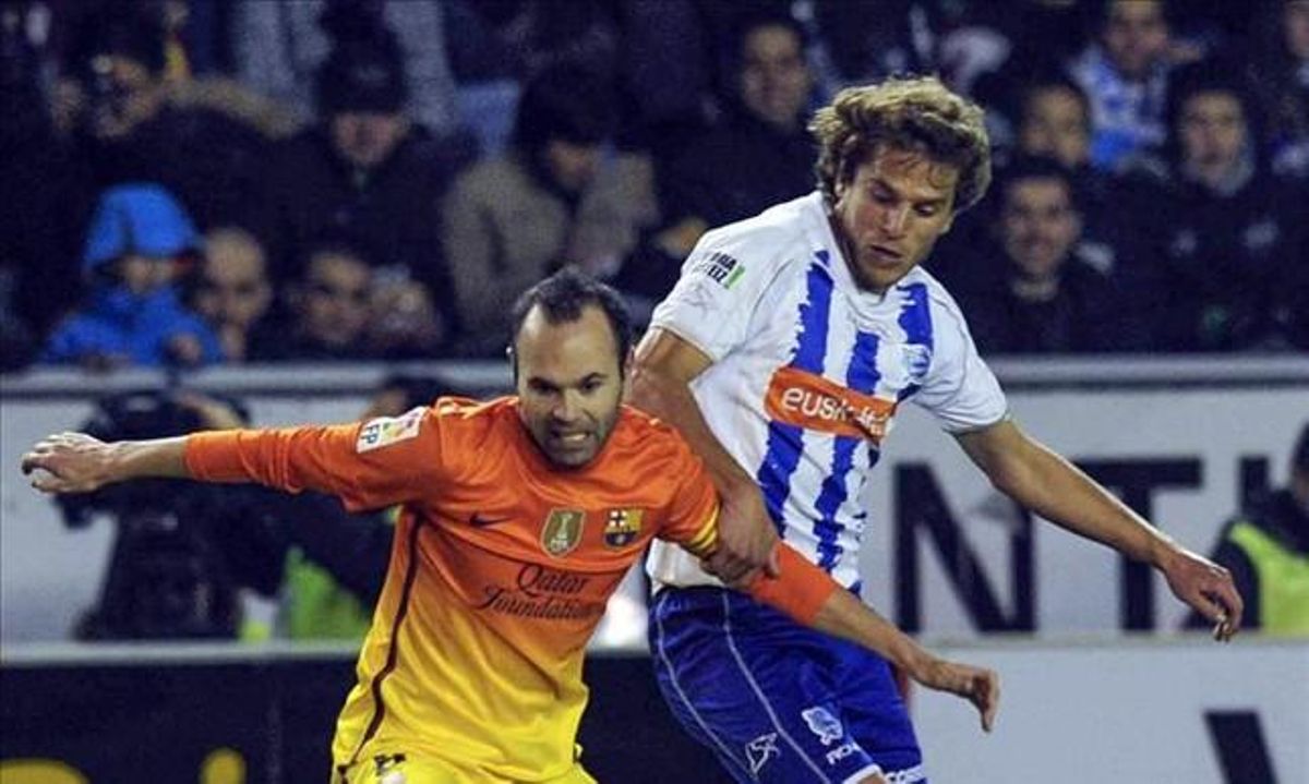 Andrés Iniesta supera Sergio Ayala, durant el partit de Copa jugat a Mendizorroza. Andrés Iniesta supera Sergio Ayala, durant el partit de Copa jugat a Mendizorroza.