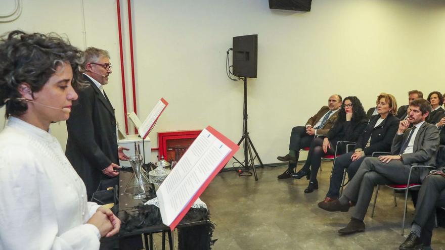 A la izquierda, Anacelia Álvarez y Luis Vigil. En primera fila, de izquierda a derecha, Ignacio Villaverde, Vanessa Gutiérrez, Delia Losa y Ernest Urtasun, durante la lectura dramatizada.