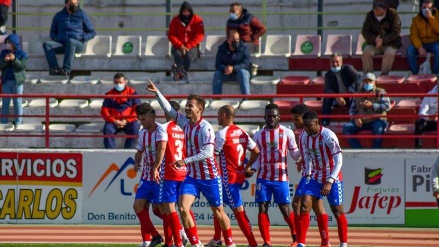 Los jugadores del Don Benito festejan un tanto.