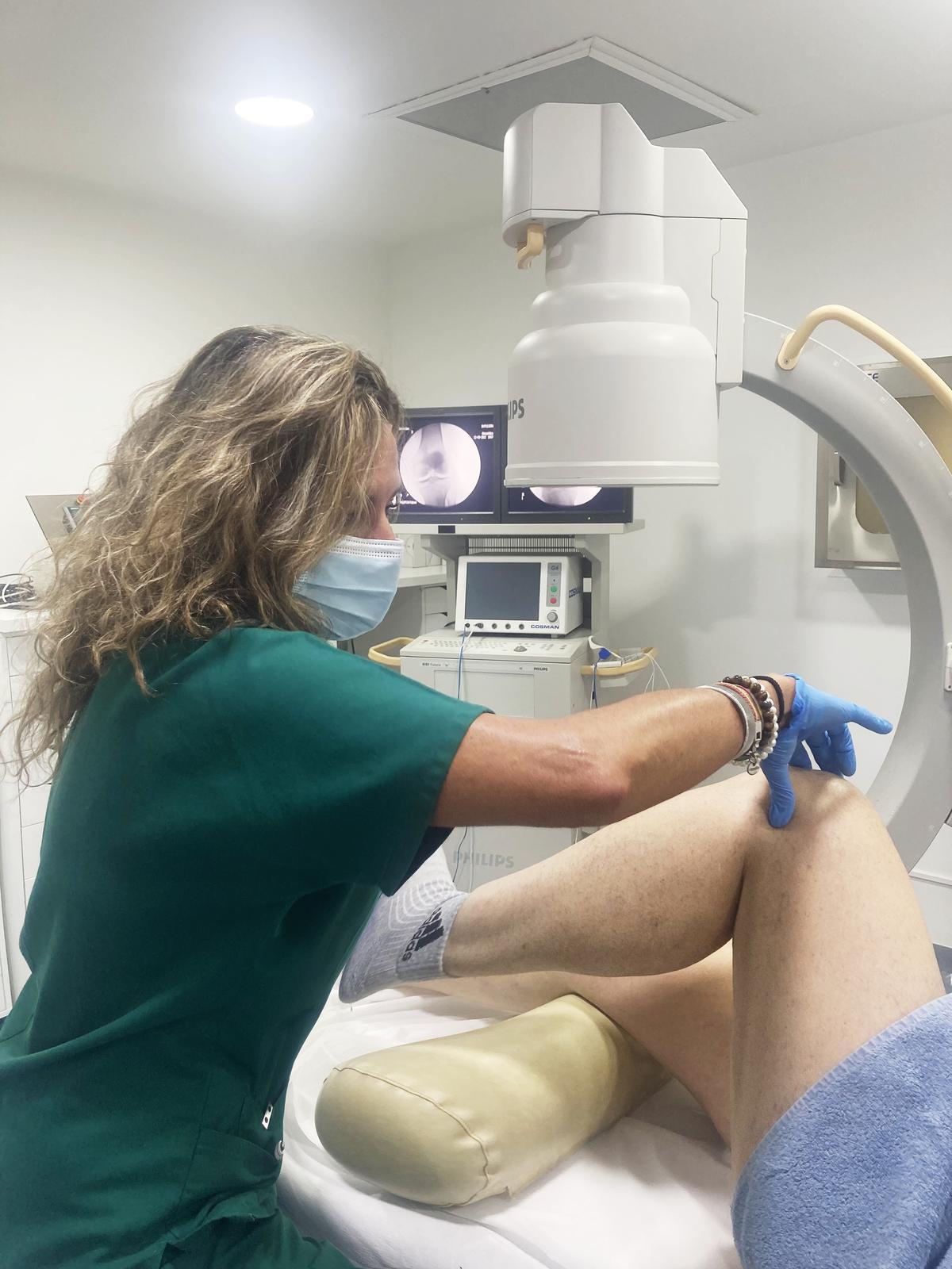 La doctora Elena Guallar realiza un tratamiento para la artrosis.