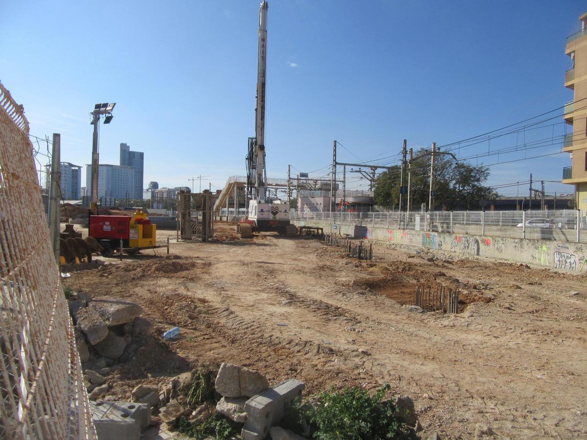 Terreno donde se instalará la nueva plataforma para conectar las vías de superficie con las del túnel