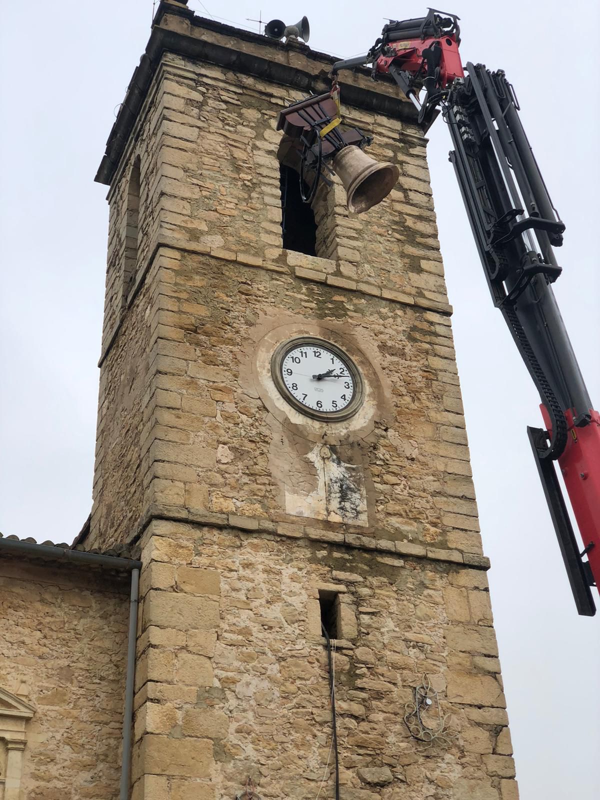 Hallan dos bolas de cañón escondidas en una campana de una parroquia valenciana