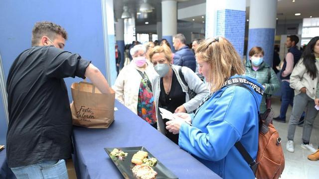 La degustación se mantendrá un año más en la plaza del mercado. |   // BERNABÉ
