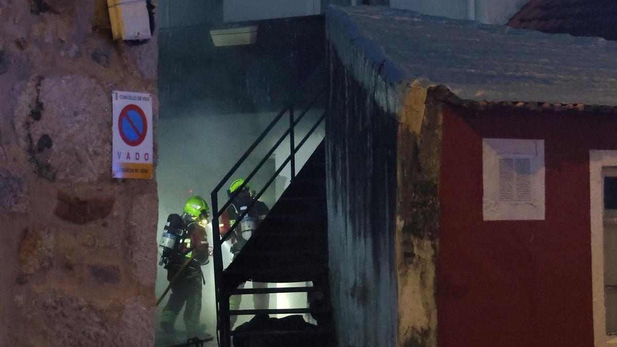 Los Bomberos de Vigo interniviendo en el incendio