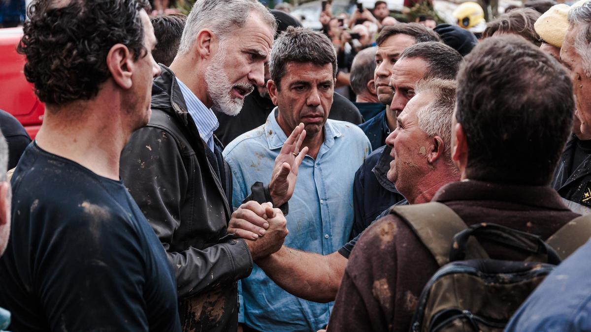 Felipe VI y Mazón, durante su visita a Paiporta.