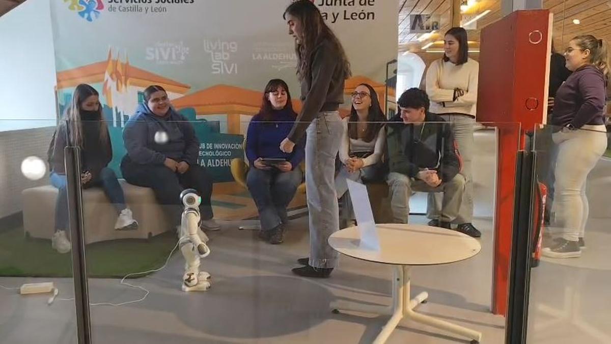 El robot NAO interactúa con una de las participantes en los talleres del HUB de la Aldehuela.