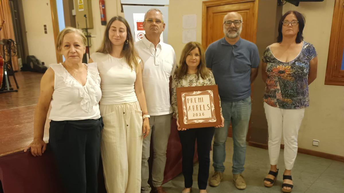 La premiada, con autoridades y responsables de Arrels.